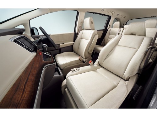 Характеристики автомобиля Honda Odyssey 2.4 Absolute (7 seater) (01.2015 - 01.2016): фото, вместимость, скорость, двигатель, топливо, масса, отзывы