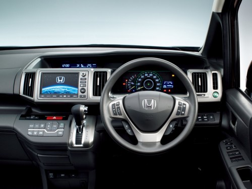 Характеристики автомобиля Honda Stepwgn 2.0 G Comfort Selection 7 seater (04.2012 - 11.2013): фото, вместимость, скорость, двигатель, топливо, масса, отзывы