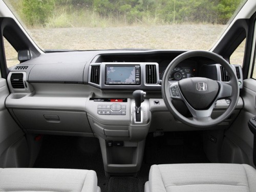 Характеристики автомобиля Honda Stepwgn 2.0 G 4WD (12.2013 - 03.2015): фото, вместимость, скорость, двигатель, топливо, масса, отзывы