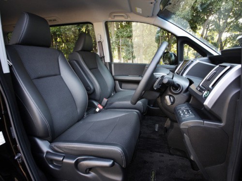 Характеристики автомобиля Honda Stepwgn 2.0 G (12.2013 - 03.2015): фото, вместимость, скорость, двигатель, топливо, масса, отзывы