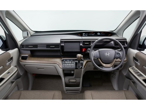 Характеристики автомобиля Honda Stepwgn 1.5 Spada Advanced Package Beta 4WD 7 seater (01.2016 - 04.2016): фото, вместимость, скорость, двигатель, топливо, масса, отзывы