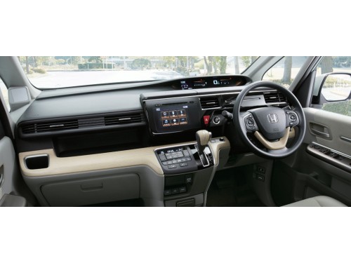 Характеристики автомобиля Honda Stepwgn 1.5 Spada Advanced Package Alpha 8 seater (12.2015 - 04.2016): фото, вместимость, скорость, двигатель, топливо, масса, отзывы