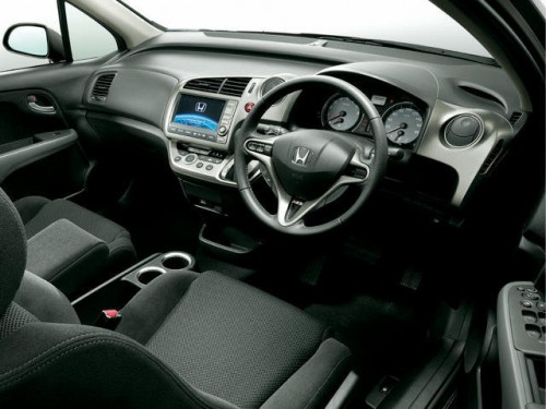 Характеристики автомобиля Honda Stream 1.8 X style edition (02.2007 - 07.2007): фото, вместимость, скорость, двигатель, топливо, масса, отзывы