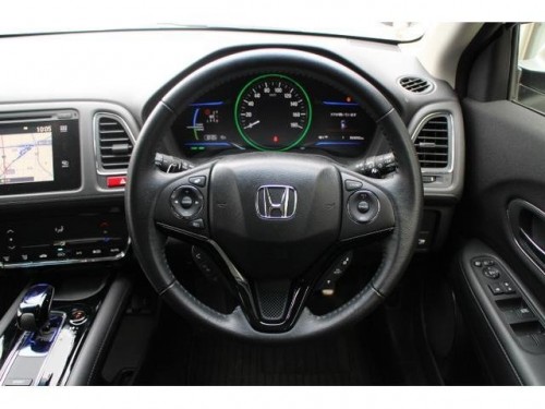 Характеристики автомобиля Honda Vezel 1.5 Hybrid X Honda Sensing (02.2016 - 01.2018): фото, вместимость, скорость, двигатель, топливо, масса, отзывы