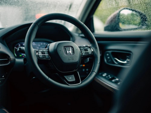 Характеристики автомобиля Honda ZR-V e:HEV 2.0 X 4WD (04.2023 - н.в.): фото, вместимость, скорость, двигатель, топливо, масса, отзывы