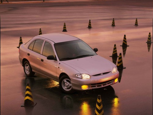 Характеристики автомобиля Hyundai Accent 1.3 MT Base (02.1997 - 06.1999): фото, вместимость, скорость, двигатель, топливо, масса, отзывы
