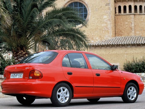 Характеристики автомобиля Hyundai Accent 1.3 AT Base (04.1994 - 01.1997): фото, вместимость, скорость, двигатель, топливо, масса, отзывы