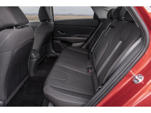 Характеристики автомобиля Hyundai Elantra 2.0 AT Active (12.2020 - 02.2022): фото, вместимость, скорость, двигатель, топливо, масса, отзывы