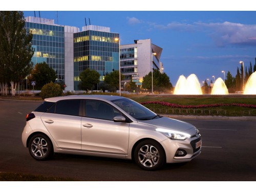 Характеристики автомобиля Hyundai i20 1.0 T-GDI AMT Trend (06.2018 - 03.2020): фото, вместимость, скорость, двигатель, топливо, масса, отзывы
