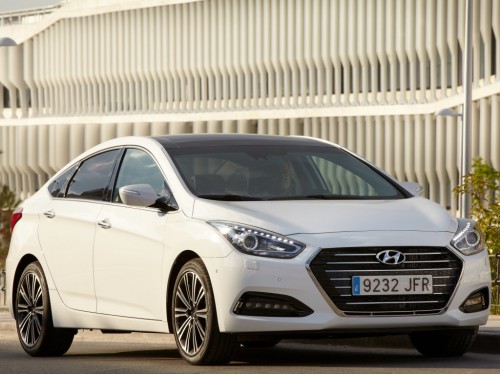 Характеристики автомобиля Hyundai i40 2.0 AT Business (06.2015 - 02.2017): фото, вместимость, скорость, двигатель, топливо, масса, отзывы