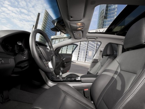 Характеристики автомобиля Hyundai i40 2.0 AT Active (06.2015 - 02.2017): фото, вместимость, скорость, двигатель, топливо, масса, отзывы