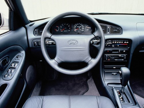 Характеристики автомобиля Hyundai Sonata 1.8 AT Base (02.1996 - 07.1998): фото, вместимость, скорость, двигатель, топливо, масса, отзывы