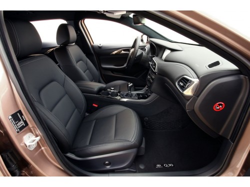 Характеристики автомобиля Infiniti Q30 2.0T DCT AWD GT Pack 1 (06.2017 - 04.2018): фото, вместимость, скорость, двигатель, топливо, масса, отзывы