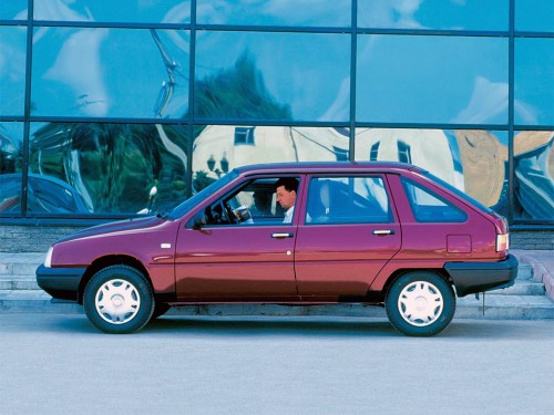 Характеристики автомобиля ИЖ 2126 Ода 1.8 MT Base (08.1999 - 02.2003): фото, вместимость, скорость, двигатель, топливо, масса, отзывы