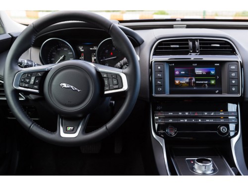 Характеристики автомобиля Jaguar XE 2.0 AT 2WD Pure (04.2015 - 02.2019): фото, вместимость, скорость, двигатель, топливо, масса, отзывы