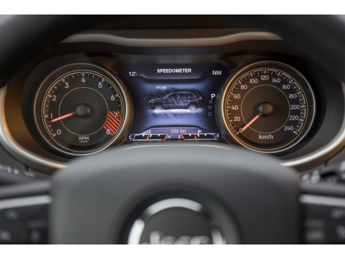 Характеристики автомобиля Jeep Cherokee 2.0D AT AWD Limited (04.2014 - 07.2015): фото, вместимость, скорость, двигатель, топливо, масса, отзывы