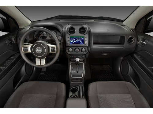 Характеристики автомобиля Jeep Compass 2.4 AT Limited (08.2013 - 12.2015): фото, вместимость, скорость, двигатель, топливо, масса, отзывы