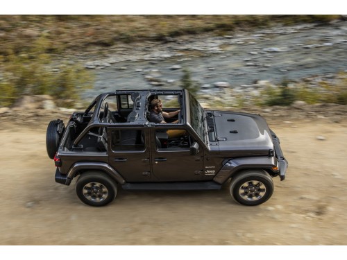 Характеристики автомобиля Jeep Wrangler 2.0 AT Sahara (08.2018 - 10.2022): фото, вместимость, скорость, двигатель, топливо, масса, отзывы