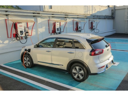 Характеристики автомобиля Kia Niro 64 kWh Elektro (12.2018 - 05.2022): фото, вместимость, скорость, двигатель, топливо, масса, отзывы