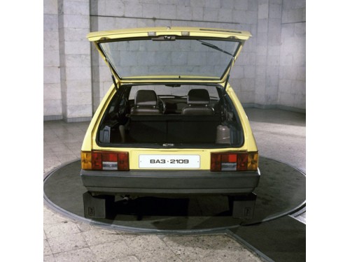 Характеристики автомобиля Лада 2109 1.5 MT (03.1987 - 08.1993): фото, вместимость, скорость, двигатель, топливо, масса, отзывы