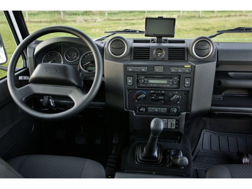 Характеристики автомобиля Land Rover Defender 2.4 TD MT 90 S (09.2007 - 08.2011): фото, вместимость, скорость, двигатель, топливо, масса, отзывы
