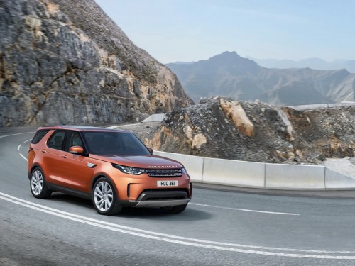 Характеристики автомобиля Land Rover Discovery 2.0 AT S (03.2018 - 06.2019): фото, вместимость, скорость, двигатель, топливо, масса, отзывы