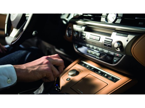 Характеристики автомобиля Lexus ES250 2.5 AT 2WD Premium Safety (08.2017 - 08.2018): фото, вместимость, скорость, двигатель, топливо, масса, отзывы