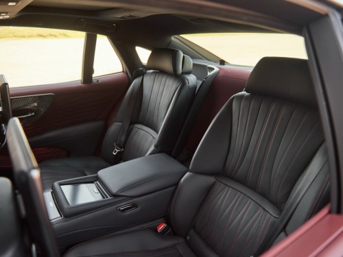 Характеристики автомобиля Lexus LS500 3.4 AT AWD (10.2020 - н.в.): фото, вместимость, скорость, двигатель, топливо, масса, отзывы