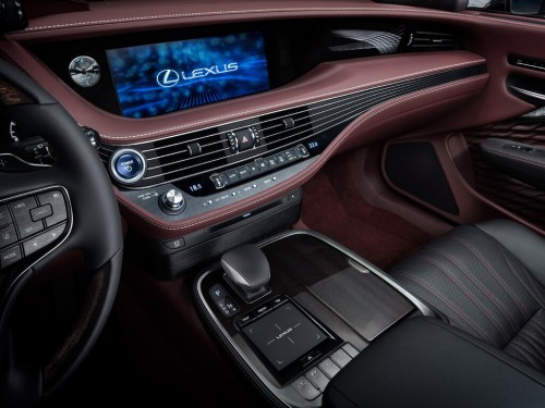 Характеристики автомобиля Lexus LS500h 3.5 CVT Executive Line (10.2017 - 10.2020): фото, вместимость, скорость, двигатель, топливо, масса, отзывы