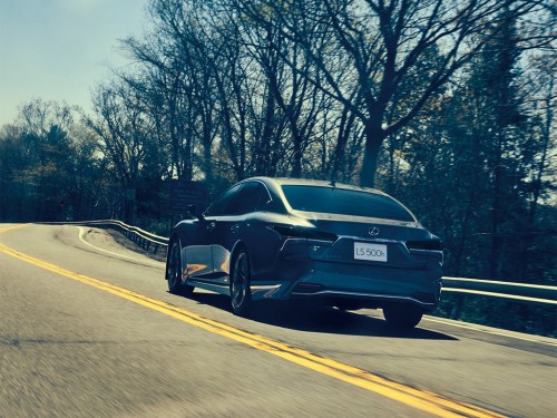 Характеристики автомобиля Lexus LS500h 500h Executive 4WD (10.2019 - 11.2020): фото, вместимость, скорость, двигатель, топливо, масса, отзывы
