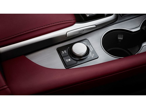Характеристики автомобиля Lexus RX200t 2.0t AT AWD F Sport Luxury (11.2016 - 12.2017): фото, вместимость, скорость, двигатель, топливо, масса, отзывы