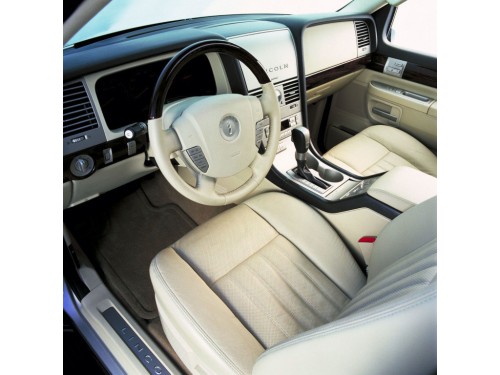 Характеристики автомобиля Lincoln Aviator 4.6 AT 4X2 Luxury (04.2002 - 08.2004): фото, вместимость, скорость, двигатель, топливо, масса, отзывы