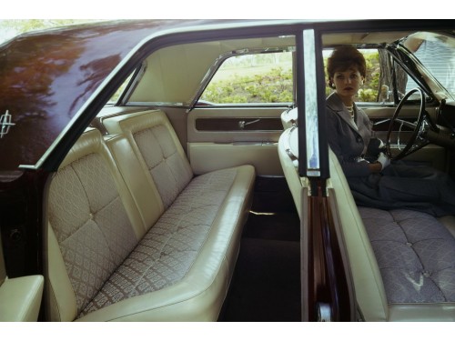 Характеристики автомобиля Lincoln Continental 7.0 AT w/ air condition (11.1961 - 10.1962): фото, вместимость, скорость, двигатель, топливо, масса, отзывы