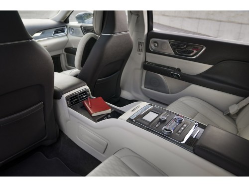 Характеристики автомобиля Lincoln Continental 3.0 AT AWD 80th Anniversary Coach Door Edition (09.2018 - 08.2019): фото, вместимость, скорость, двигатель, топливо, масса, отзывы