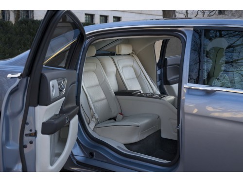 Характеристики автомобиля Lincoln Continental 3.7 AT AWD Select (09.2016 - 08.2019): фото, вместимость, скорость, двигатель, топливо, масса, отзывы
