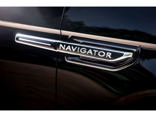 Характеристики автомобиля Lincoln Navigator 3.5 AT 4WD Black Label L (09.2017 - 08.2019): фото, вместимость, скорость, двигатель, топливо, масса, отзывы