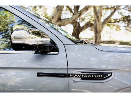 Характеристики автомобиля Lincoln Navigator 3.5 AT 4WD Premier (09.2017 - 08.2019): фото, вместимость, скорость, двигатель, топливо, масса, отзывы