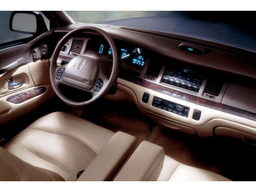 Характеристики автомобиля Lincoln Town Car 4.6 AT Signature (10.1994 - 09.1997): фото, вместимость, скорость, двигатель, топливо, масса, отзывы