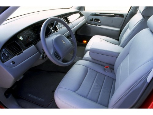 Характеристики автомобиля Lincoln Town Car 4.6 AT Executive Premium (01.2002 - 12.2002): фото, вместимость, скорость, двигатель, топливо, масса, отзывы