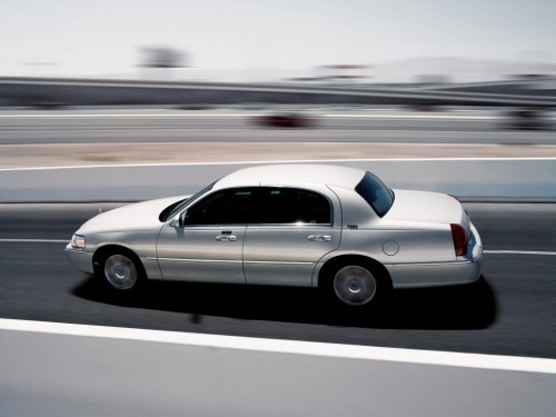 Характеристики автомобиля Lincoln Town Car 4.6 AT Signature (10.2002 - 09.2007): фото, вместимость, скорость, двигатель, топливо, масса, отзывы