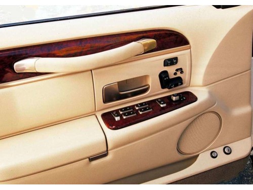 Характеристики автомобиля Lincoln Town Car 4.6 AT Signature (10.2002 - 09.2007): фото, вместимость, скорость, двигатель, топливо, масса, отзывы