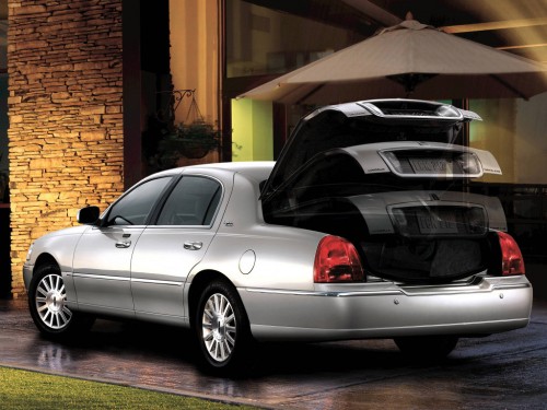 Характеристики автомобиля Lincoln Town Car 4.6 AT 25th Anniversary Edition (10.2005 - 09.2006): фото, вместимость, скорость, двигатель, топливо, масса, отзывы