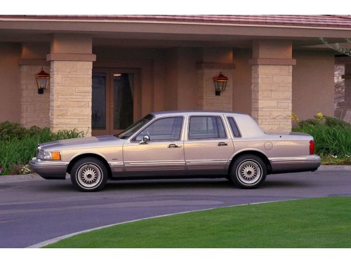 Характеристики автомобиля Lincoln Town Car 4.6 AT Signature (10.1990 - 09.1992): фото, вместимость, скорость, двигатель, топливо, масса, отзывы