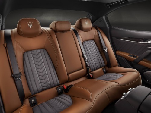 Характеристики автомобиля Maserati Ghibli 3.0D AT (11.2016 - 08.2020): фото, вместимость, скорость, двигатель, топливо, масса, отзывы