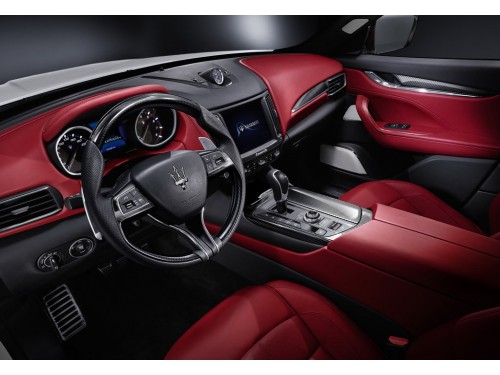 Характеристики автомобиля Maserati Levante 3.8 AT GTS (09.2019 - 08.2020): фото, вместимость, скорость, двигатель, топливо, масса, отзывы