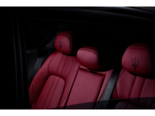Характеристики автомобиля Maserati Levante 3.8 AT GTS (08.2020 - 06.2021): фото, вместимость, скорость, двигатель, топливо, масса, отзывы