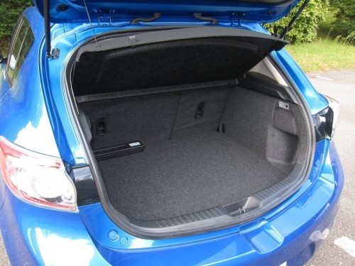 Характеристики автомобиля Mazda Axela 2.0 20E 4WD (09.2011 - 10.2013): фото, вместимость, скорость, двигатель, топливо, масса, отзывы