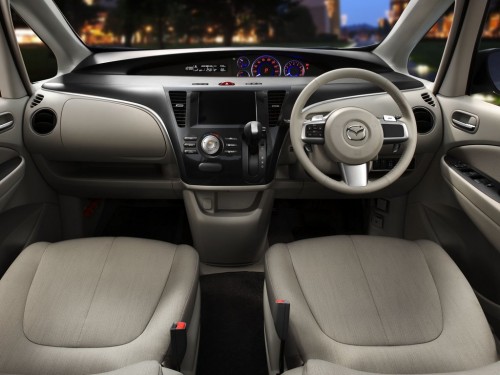 Характеристики автомобиля Mazda Biante 2.0 20CS (06.2009 - 11.2010): фото, вместимость, скорость, двигатель, топливо, масса, отзывы