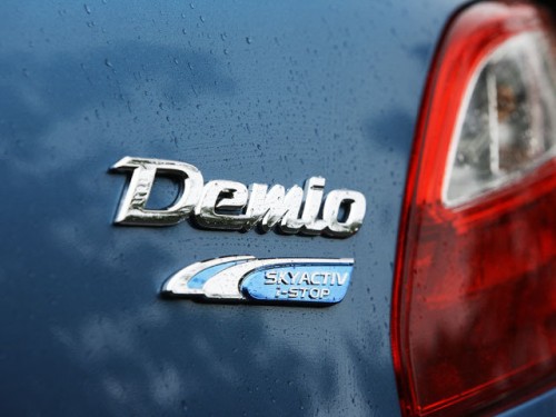 Характеристики автомобиля Mazda Demio 1.3 13 SKYACTIV Shooting Star Grace (07.2013 - 11.2013): фото, вместимость, скорость, двигатель, топливо, масса, отзывы