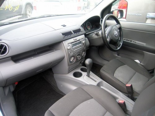 Характеристики автомобиля Mazda Demio 1.3 style C e-4WD (11.2006 - 06.2007): фото, вместимость, скорость, двигатель, топливо, масса, отзывы